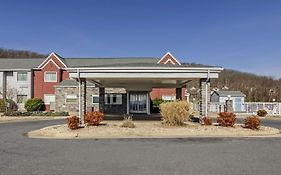 Clarion Pointe Staunton East